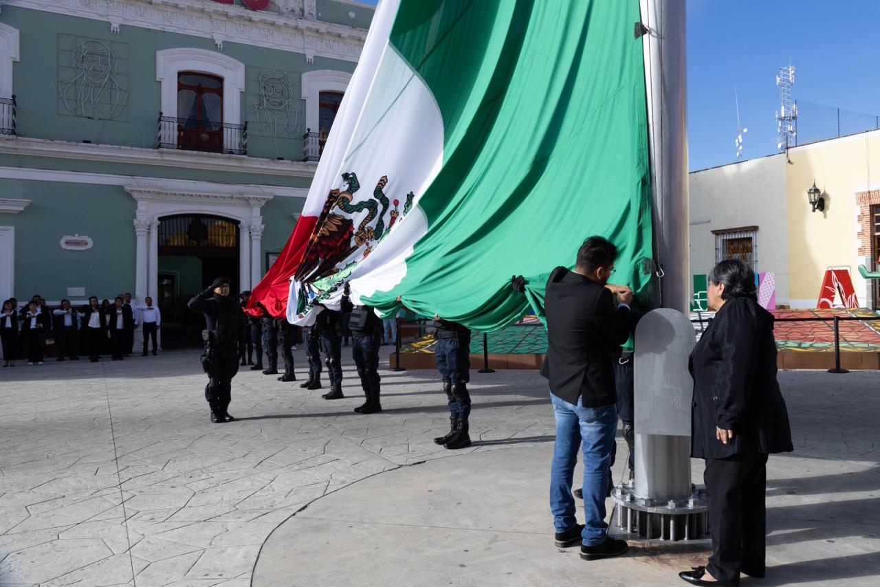Las comunidades de Los Pilares, Cuauhtémoc y Primaria Benito Juárez participan en honores a los símbolos patrios en Huamantla